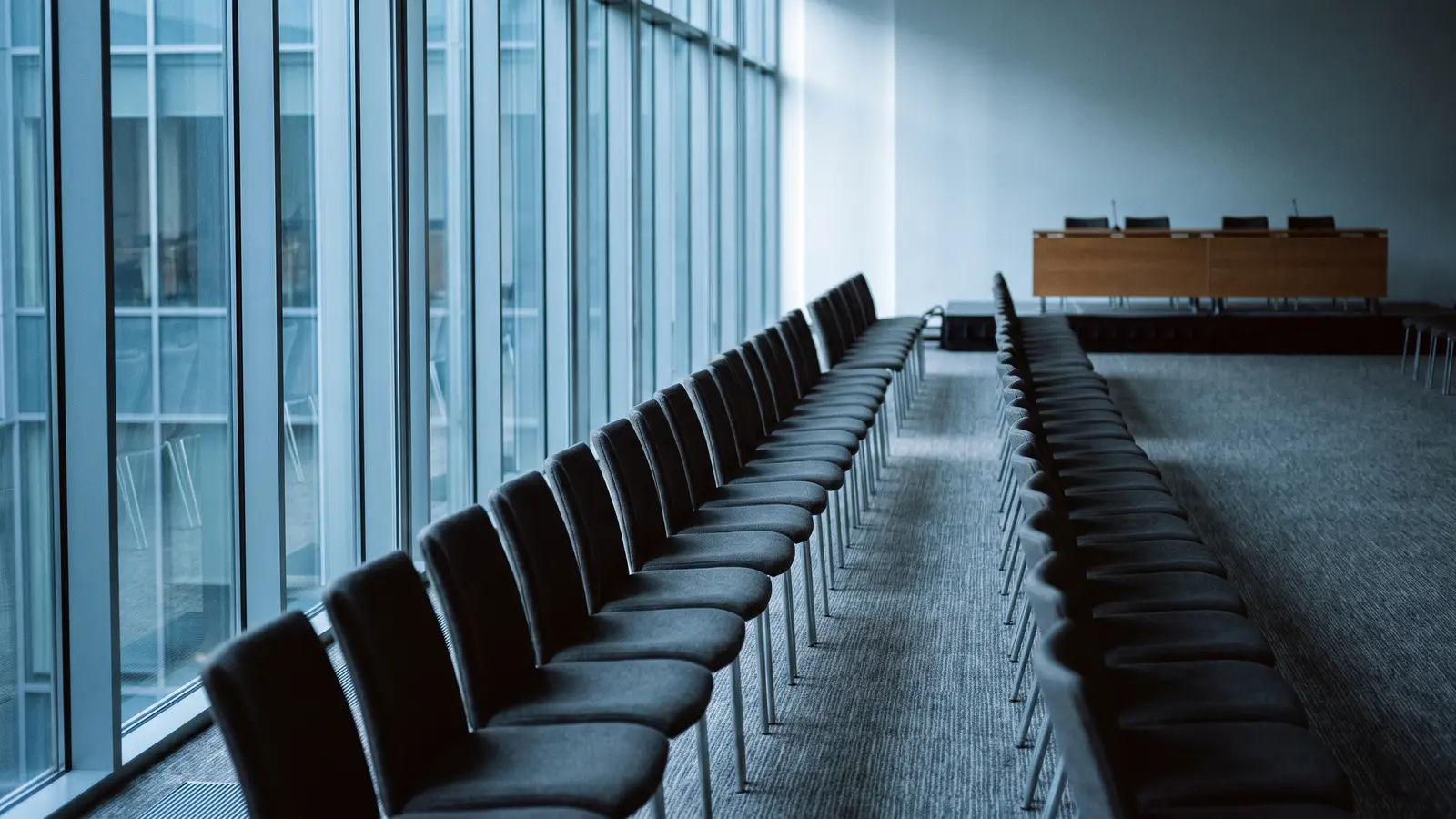 Sala de congresos montada antes de la llegada del público